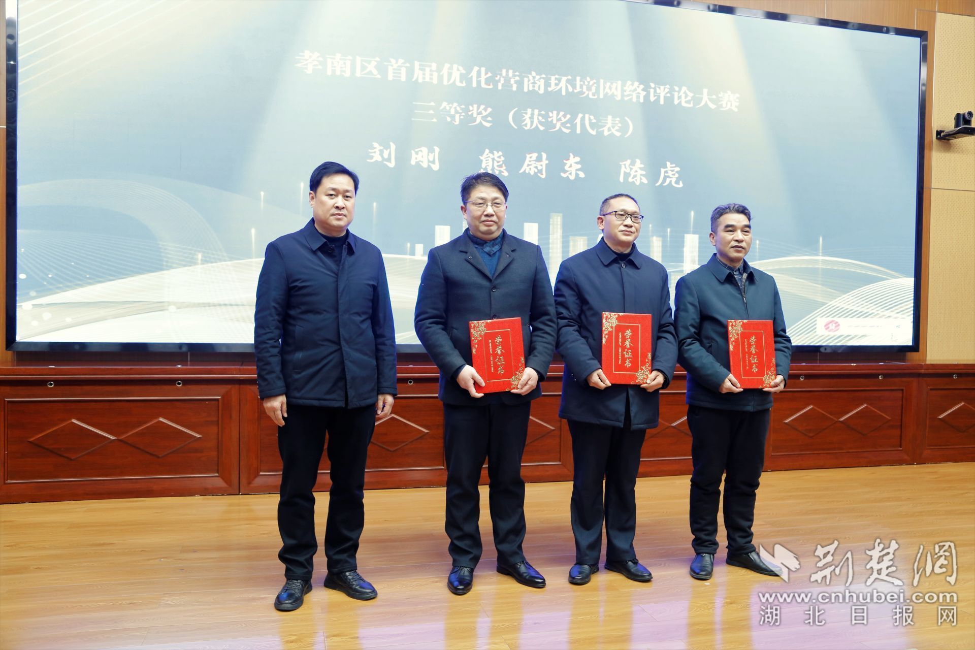 记者鲁伟龙 摄荆楚网总编辑熊爱玲为一等奖获得者谢乔颁奖.