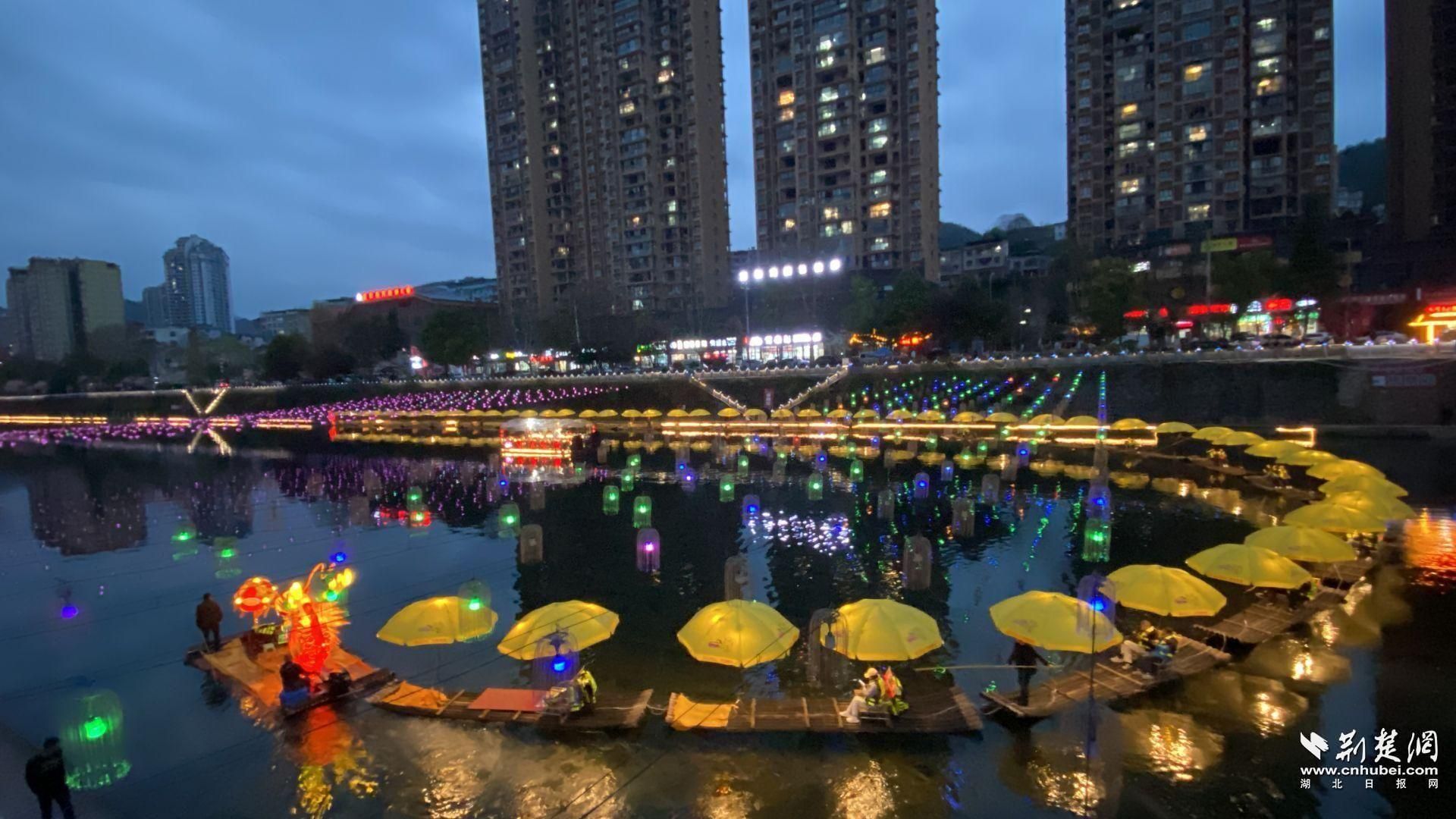 贡水河夜景吸引游客无数.