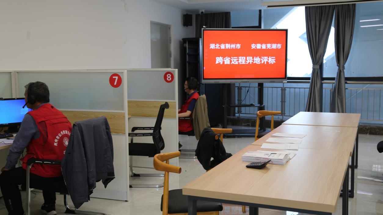 通过主客场各自所在的区域专家库随机抽取评委组成评标委员会,实现