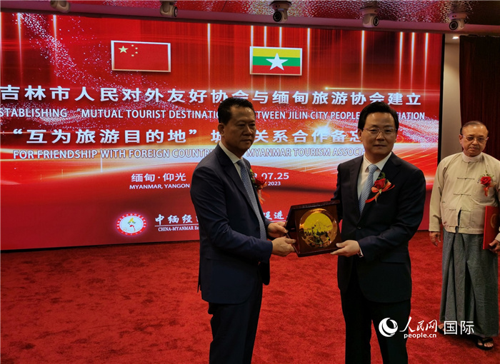 吉林市市委书记胡斌与缅甸中华总商会会长林文猛互赠城市标志礼物.