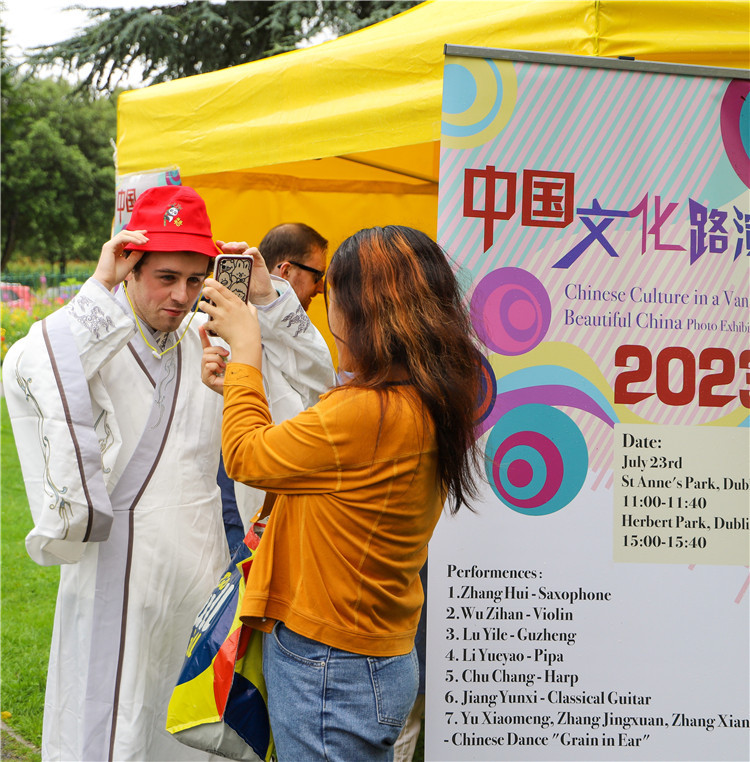 爱尔兰举办中国文化路演暨美丽中国图片展