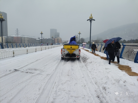 冰雪天气来袭赤壁市众志成城融冰雪