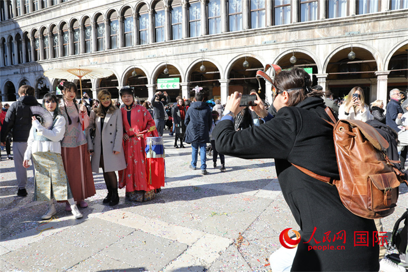 汉服巡游表演亮相威尼斯狂欢节
