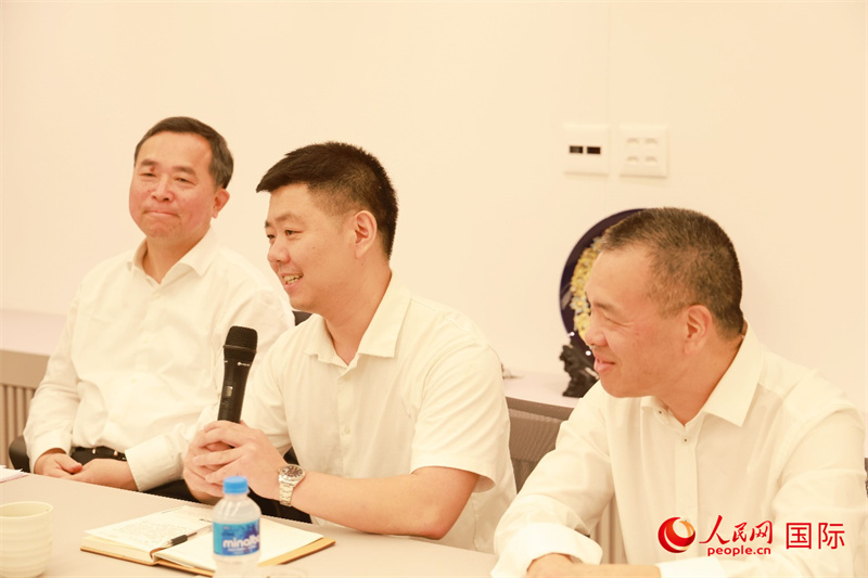 人民网记者 陈海琪摄福建省人大常委会秘书长黄新銮(中)在座谈会上