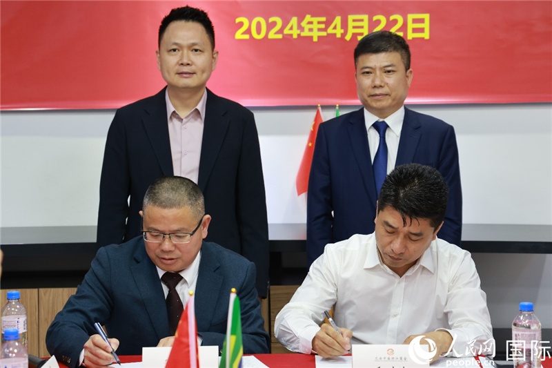 荆楚网>国际 巴西中国浙江商会会长郑侠茂(右前)与兰溪市招商服务中心