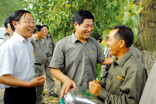 7月24日,省电力公司党委书记梁国庆深入沙洋县十里新桥爱心,询问低压