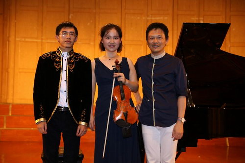 主页 时装 服饰流行 > >正文 前不久,香港歌手邓紫棋因为参加某歌唱