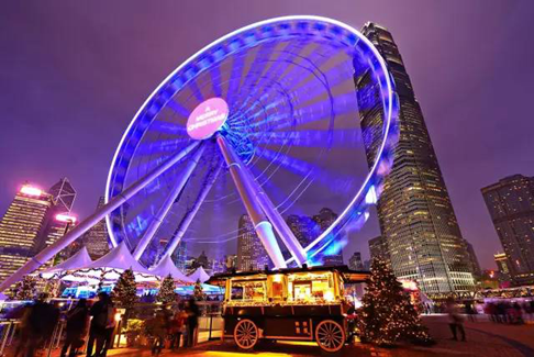 中环摩天轮晚上亮起紫蓝色的灯,与身后的高楼大厦意外地相衬,用一颗圆