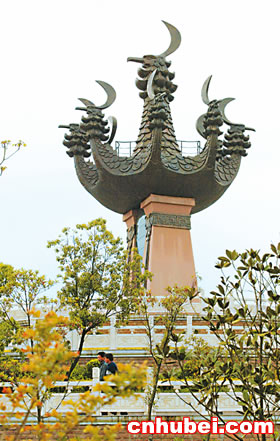 江城飞起"九头鸟"(图)