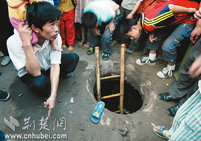 10龄童命丧无盖窨井 可怜地上只留鞋(组图)