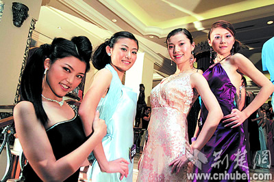 4名湖北佳丽.从左至右分别为:赵北阳,赵帅晶,黄丽,谭静