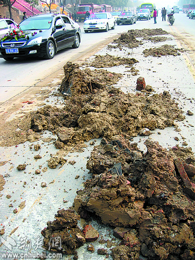 一拖泥车拖泥带水脏了大街忙了工人图