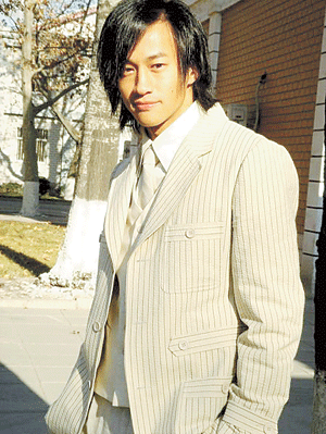 [缤纷前沿]何润东排除万难开演《夜半歌声》