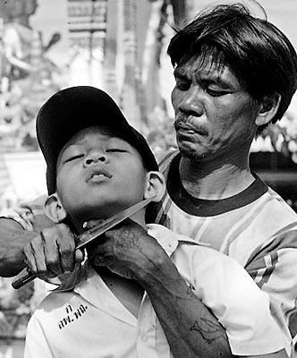 泰国一男子劫持一名男童与警方对峙4小时(图)