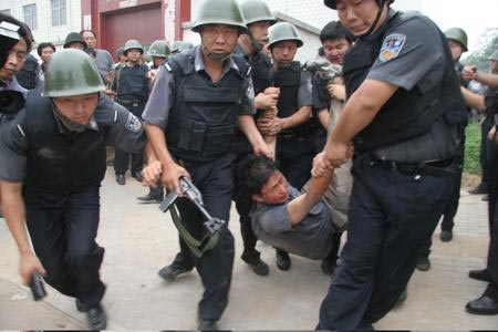 郑州突发绑架案件特警队员三秒钟擒获绑匪图