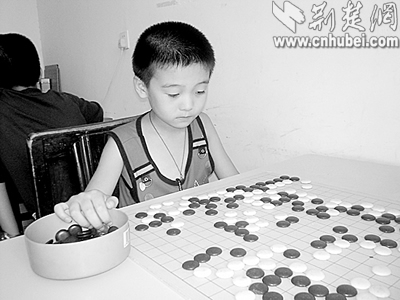 八龄童痴迷围棋 名教练收为弟子(图)