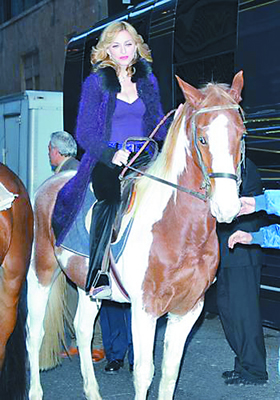 麦当娜骑马亮相访谈节目图