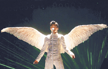 谢霆锋演唱会上也扮天使,逆光展翅,神秘感十足.