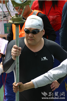 张健领游出水称荆楚网网天下游泳人图