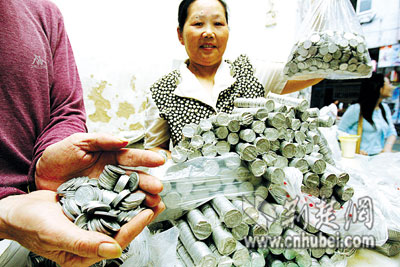 豆浆店一角硬币堆成山银行婉拒人愁煞人图