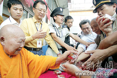 归元寺方丈昌明大师登临龟山 祈福天下太平(图)