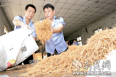 麻辣条黑作坊移地加工 刚开张就被工商查封(图)