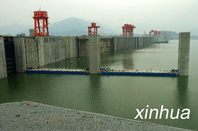 这是从左岸拍摄的三峡坝前水位情况(10月26日摄).