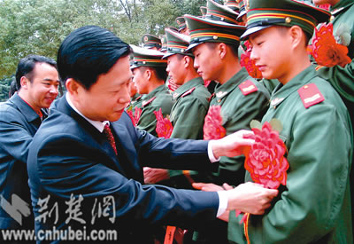 鄂州市为武警鄂州市支队退伍老兵送行(图)