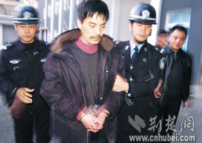 银行"内鬼"肖奎被押解回宜城
