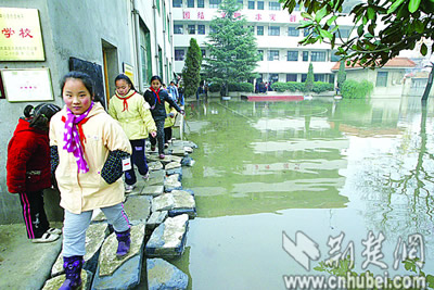 昨日,是元旦假期后恢复上课的第一天,武昌白沙洲小学的同学们发现