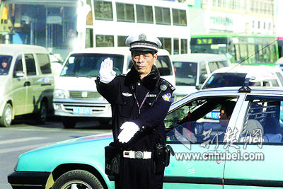 "明星交警"示范动作