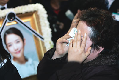 郑多彬葬礼举行母亲思女哭断肠(图)