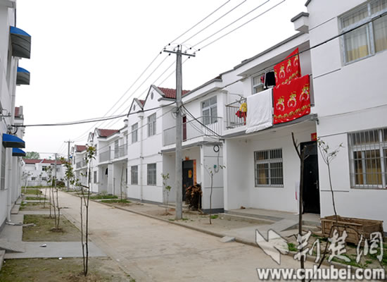 媳妇和3个孙子,与乡亲们一道搬进了天门市拖市镇彭家沟新村的新房子