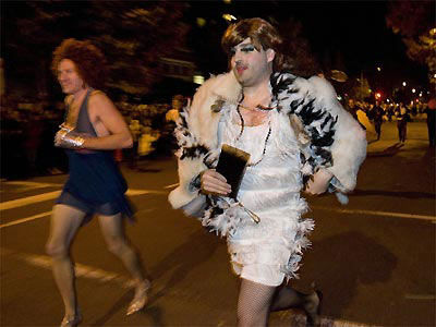 华盛顿男人换女装穿高跟鞋庆祝万圣节图