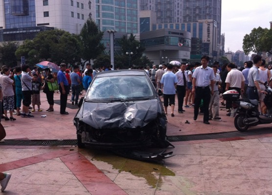 昆山惨烈车祸黑轿车冲入玉山广场致多人死伤