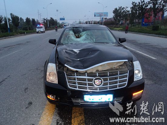 蕲春吸毒男无证驾驶凯迪拉克撞翻过路老汉图