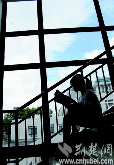 留校大学生追逐考研梦 酷暑天里楼道中背书