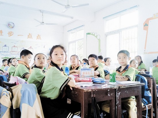 南望山小学五(1)班,学生们分为不同小组面对面坐