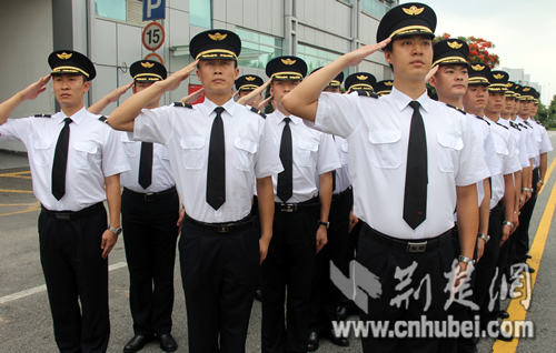 27名三军仪仗队员退役后担任南航航空安全员