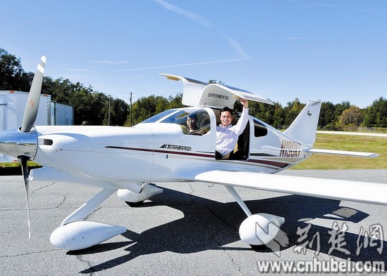 图为:梁储荣试驾两座的tango私人飞机
