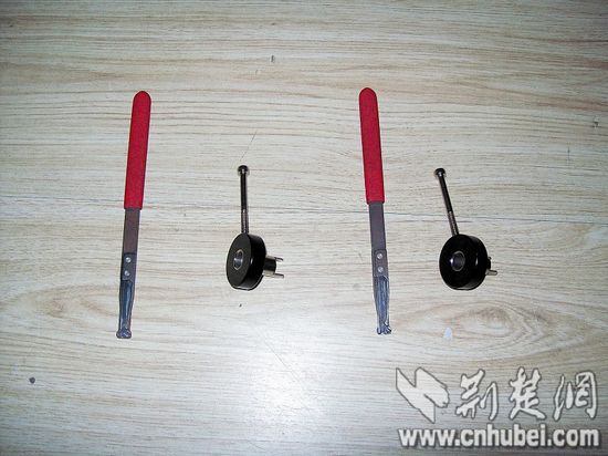 刑警身穿保安服巡逻 捉了两个揣"万能钥匙"的贼