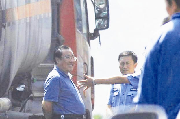 图为:杨达才因在事故现场微笑备受指责