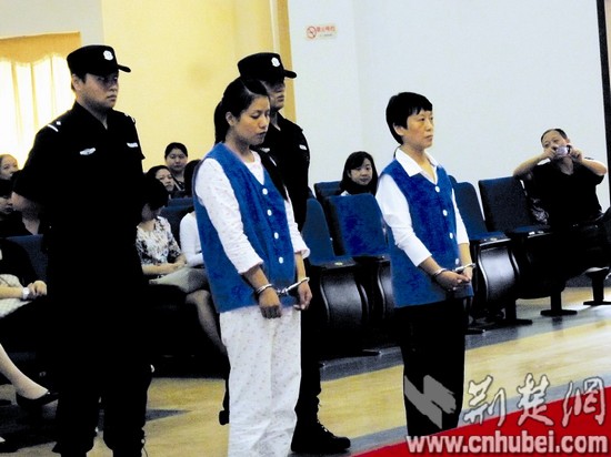 图为:孙某(右)接受公判