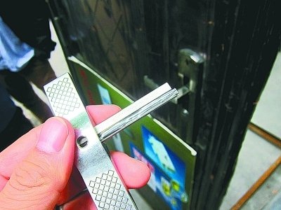 锡纸片开锁仅20秒 出门不反锁等于没上锁(图)