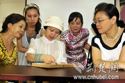 汉绣大师杨小婷走进社区讲授汉绣德艺