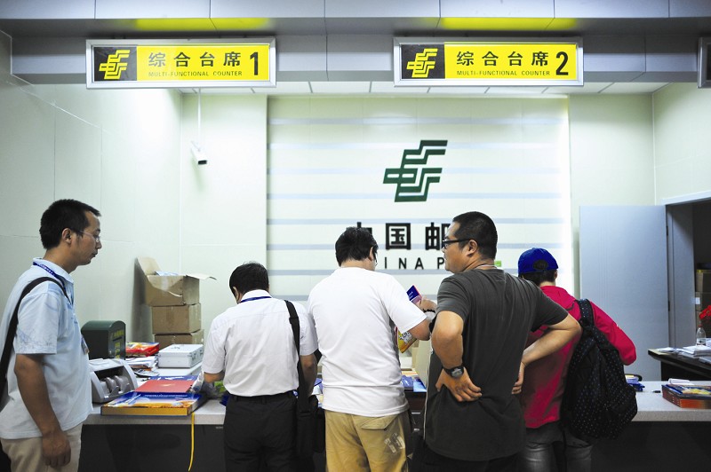 图为:如今,到邮局寄信的人已越来越少了(cfp供图)