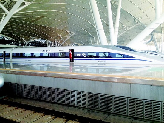 郑武高铁通车运营武汉两万人尝鲜 最高时速314公里