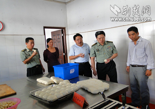 省军区副政委刘建新在十堰军分区司令员王洪山,县领导龚举海,唐宏虎