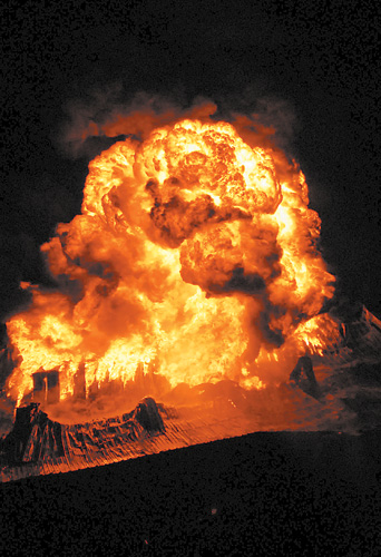 爆炸时腾起的"蘑菇云".