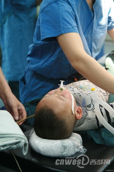 2岁小男孩摔倒铅笔从鼻孔穿入眼眶20小时后取出